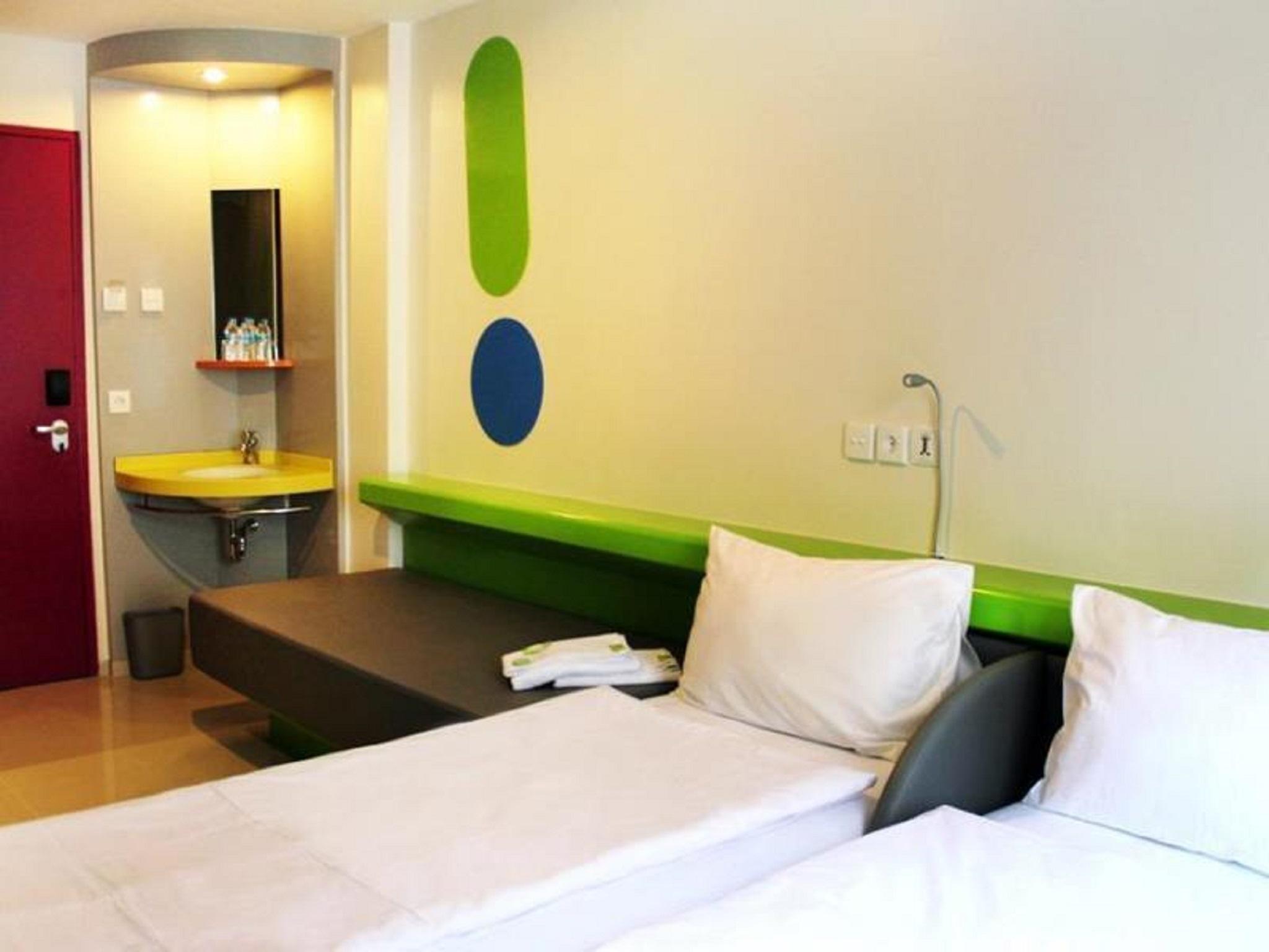 Pop! Hotel Tebet Джакарта Екстериор снимка