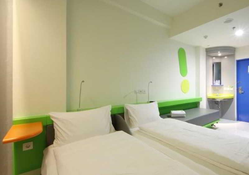 Pop! Hotel Tebet Джакарта Екстериор снимка