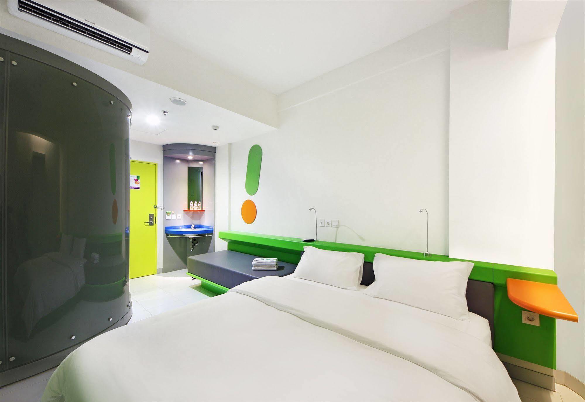Pop! Hotel Tebet Джакарта Екстериор снимка