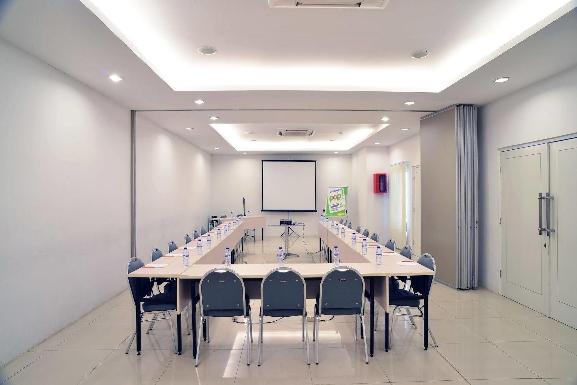 Pop! Hotel Tebet Джакарта Екстериор снимка