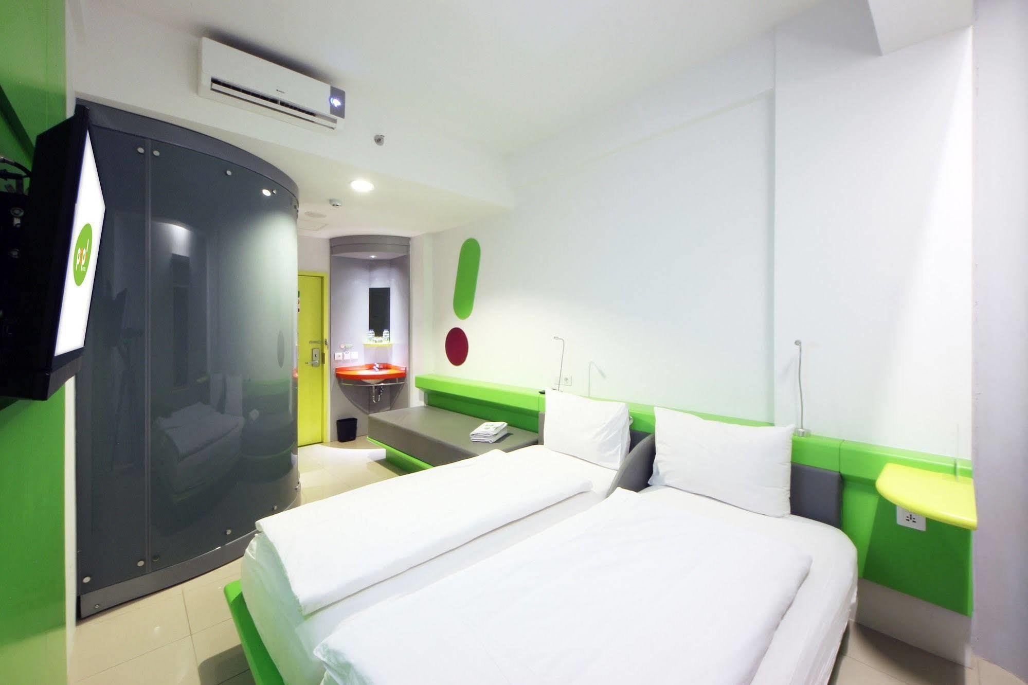 Pop! Hotel Tebet Джакарта Екстериор снимка