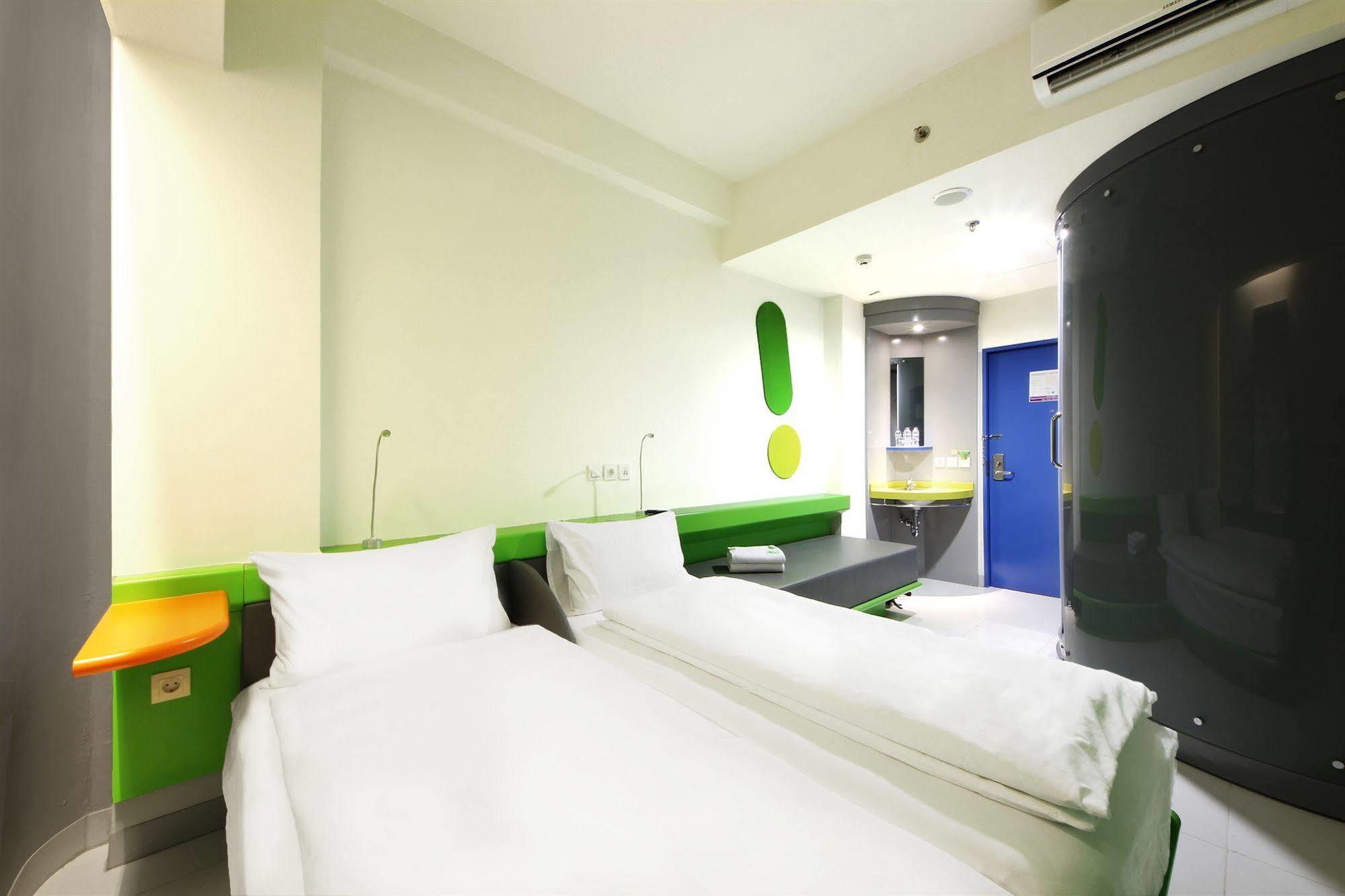 Pop! Hotel Tebet Джакарта Екстериор снимка